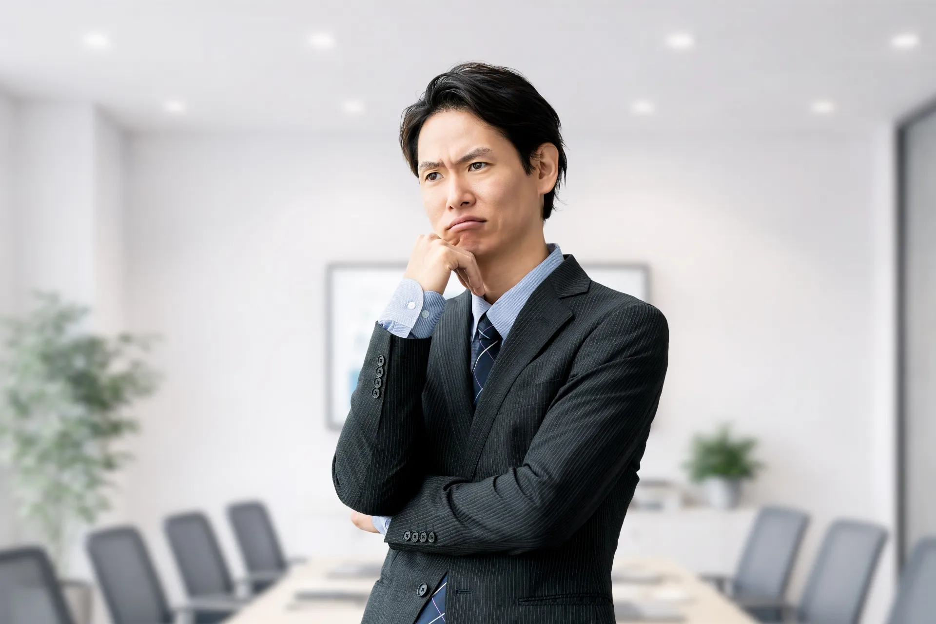 悩むビジネスマン